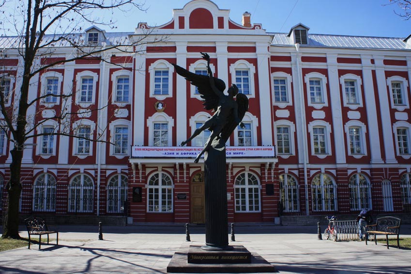 Памятник «Крылатый гений»