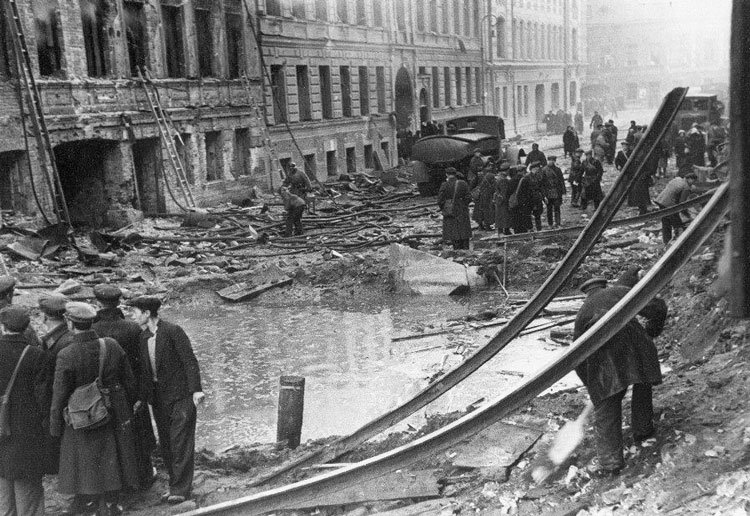 Дмитровский переулок после артобстрела 1941