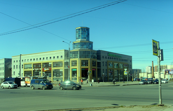 Современный комплекс на углу пр. Ветеранов и ул. Солдата Корзуна