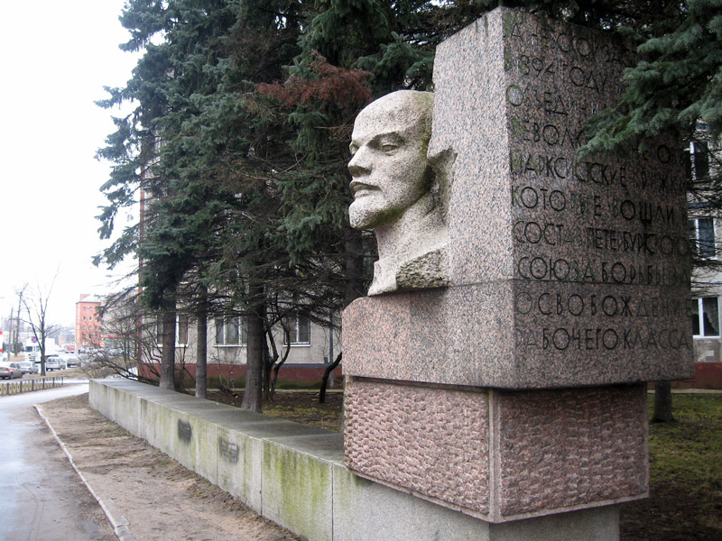 Памятник Ленину работы скульптора Вадима Трояновского