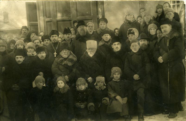 Группа прихожан перед Успенской церковью в 1926 г.