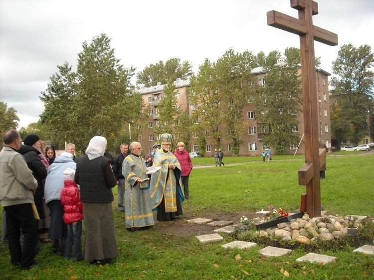 Освящение поклонного креста на месте бывшего Успенского кладбища