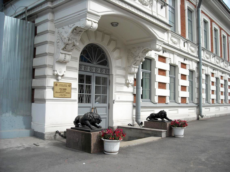 Статуи львов перед входом в музей Обуховского завода