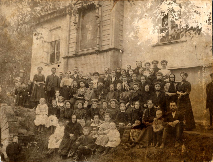 Группа прихожан у церкви Серафима Саровского на Ново-Александровской улице, 1911 г.