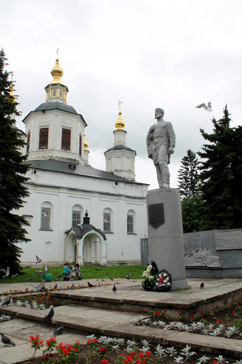 Памятник Семену Дежневу в Устюге