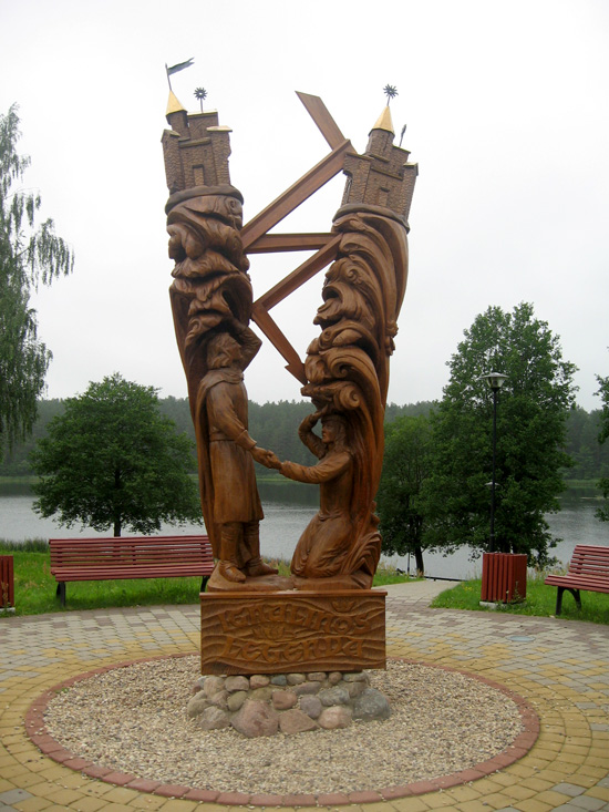 Памятник Игнасу и Лине на берегу одного из озер в Игналине