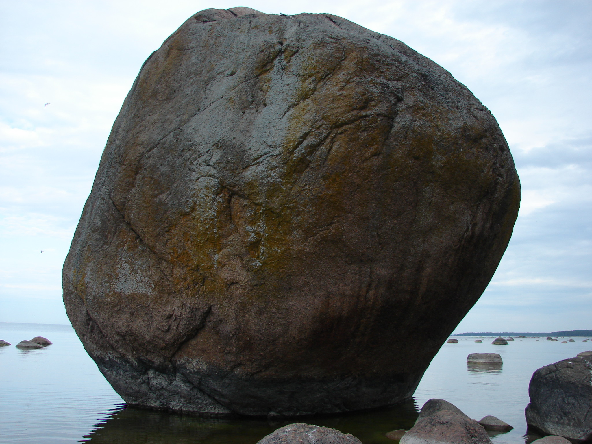 осака большой камень
