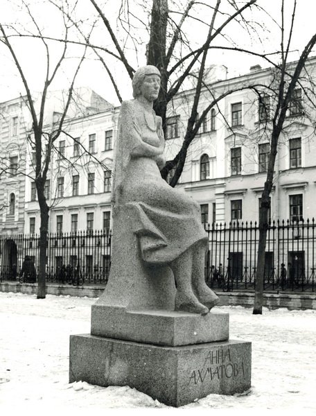 Памятник А. А. Ахматовой – улица Восстания, 8
