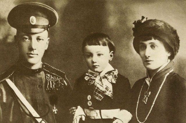 А. А. Ахматова и Н. С. Гумилёв с сыном Львом. Фотография 1915 г.