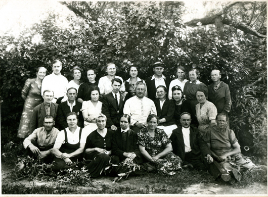 Сотрудники конторы Удельного парка. Екатерина Сергеевна – в верхнем ряду, третья справа. Конец 1940-х годов – начало 1950-х гг.