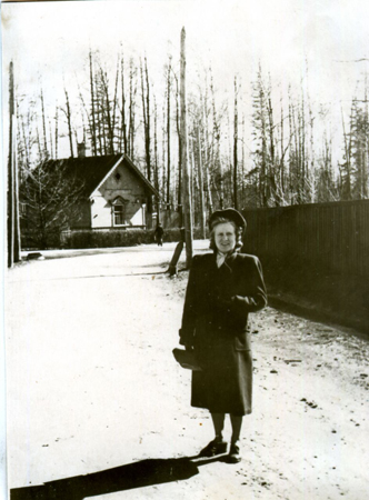 Мама на фоне дома конторы Удельного парка. Фото 1950-х гг.