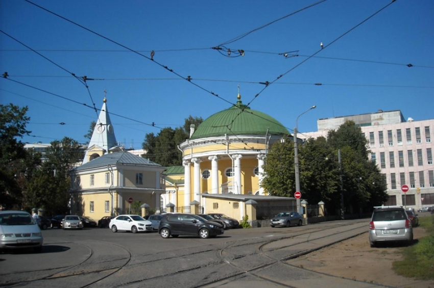 Современный вид Троицкой церкви (вид со стороны улицы Грибакиных). Фотография автора, 2015 г.