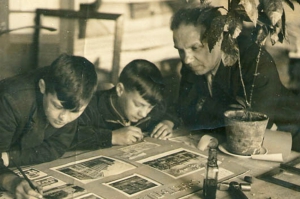 Сергей Безбах с учениками школы, 1938 г.
